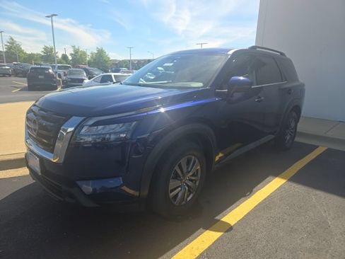Used 2025 Nissan Pathfinder SV FWD image 3