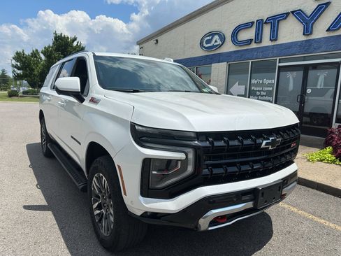 Used 2025 Chevrolet Suburban Z71 AWD/4WD image 2