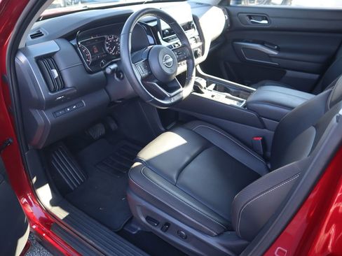 Used 2024 Nissan Pathfinder SL image 14