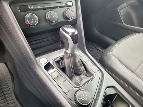 Used 2022 Volkswagen Taos SE w/ Panoramic Sunroof Package image 16