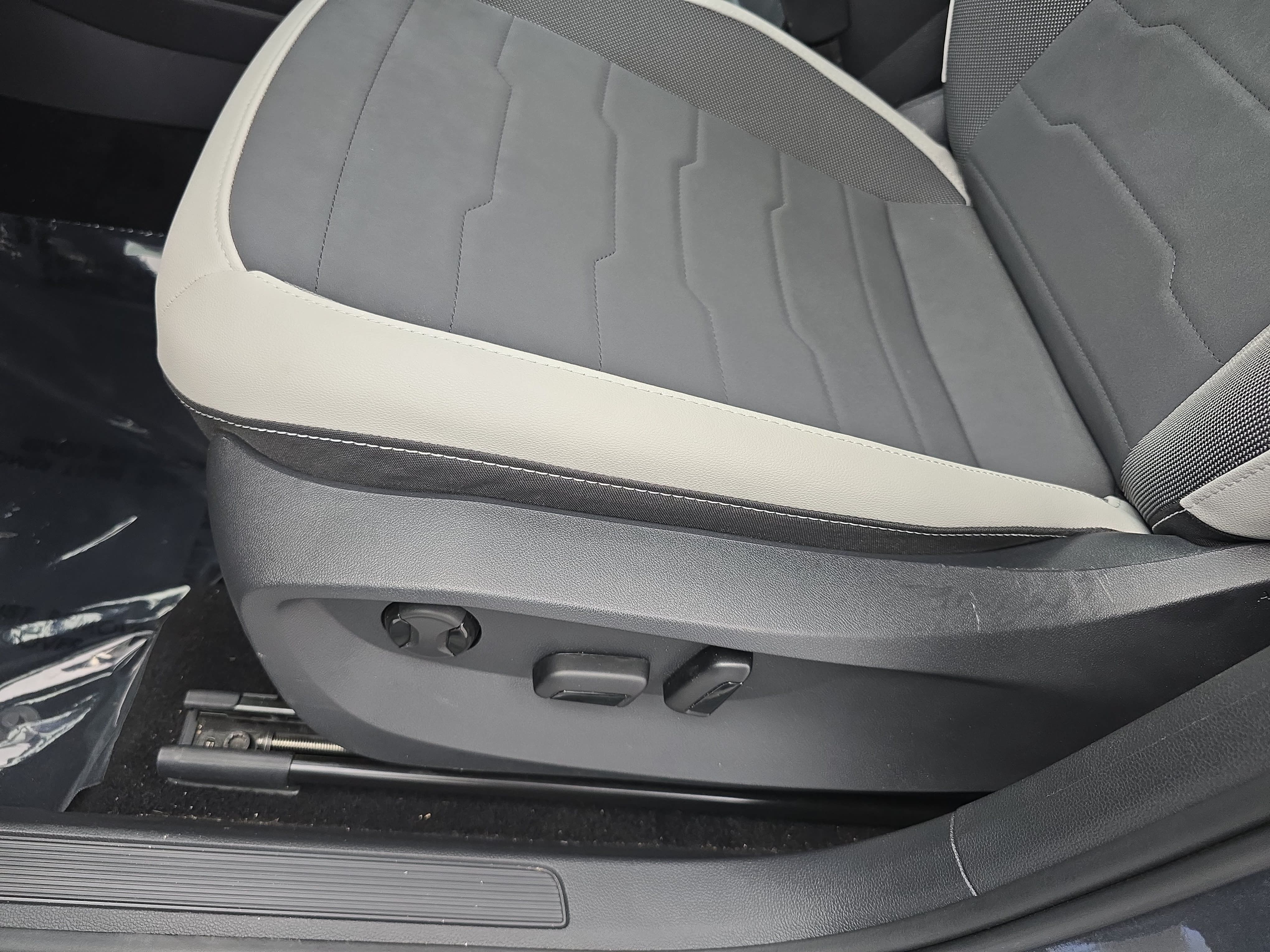 Used 2025 Volkswagen Taos SE FWD image 28