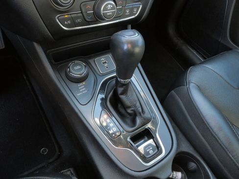 Used 2019 Jeep Cherokee Limited AWD/4WD image 24