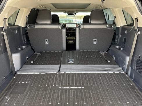New 2026 Toyota Highlander Platinum AWD/4WD image 15