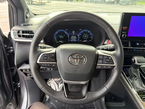 Used 2025 Toyota Sienna Platinum FWD image 18