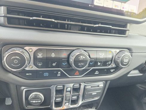 Used 2025 Jeep Wrangler Unlimited Sahara AWD/4WD image 29