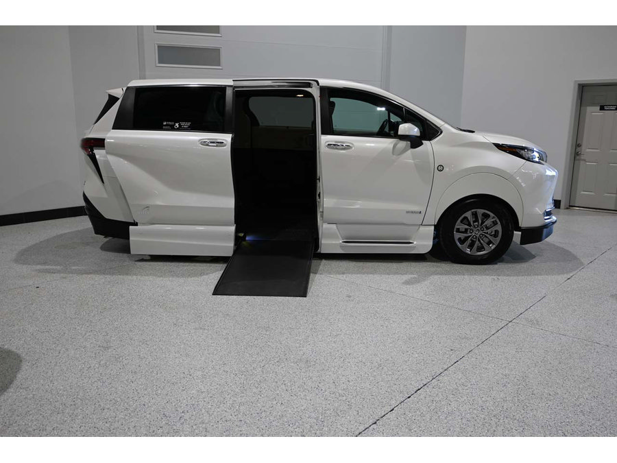 Used 2021 Toyota Sienna XLE AWD/4WD image 18