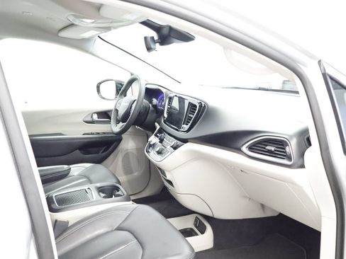 Certified 2024 Chrysler Pacifica Touring-L FWD image 18