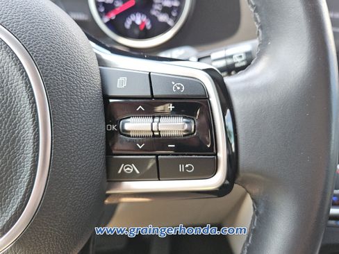 Used 2023 Kia Carnival LX FWD image 20