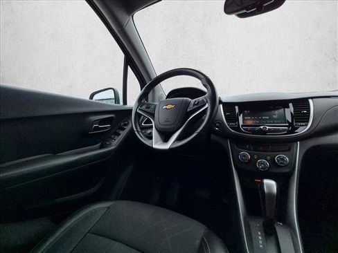 Used 2017 Chevrolet Trax LT w/ LT Convenience Package FWD image 7