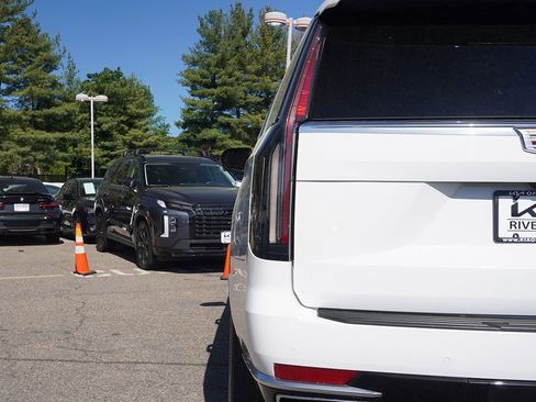 Used 2023 Cadillac Escalade Premium Luxury AWD/4WD image 23