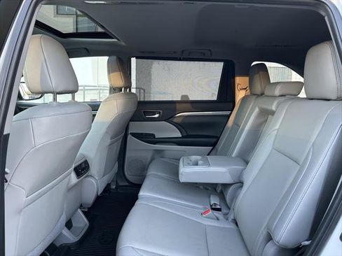 Certified 2019 Toyota Highlander Limited AWD/4WD image 12