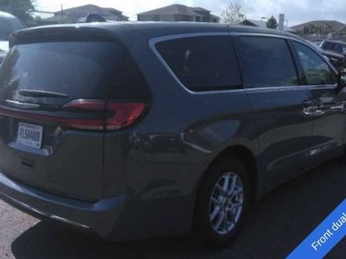 Used 2025 Chrysler Pacifica Select FWD image 11