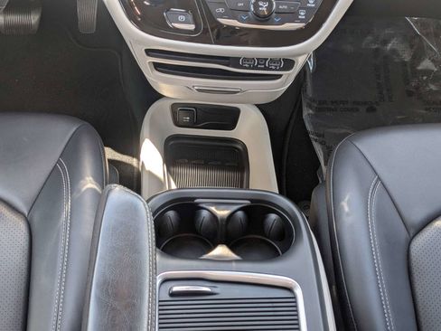 Used 2024 Chrysler Pacifica Touring-L FWD image 19