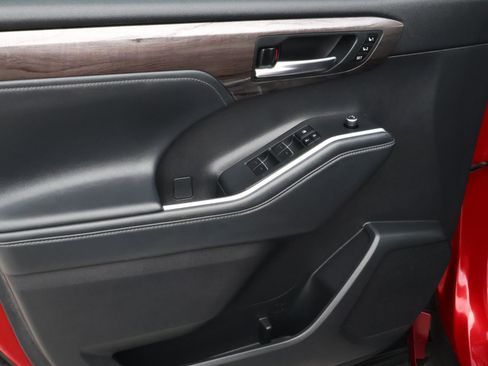 Used 2022 Toyota Highlander Limited image 17