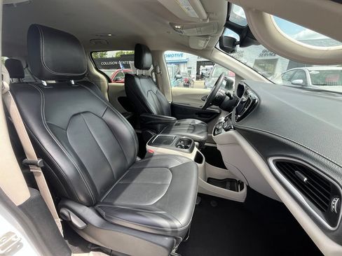Used 2023 Chrysler Pacifica Touring-L FWD image 11