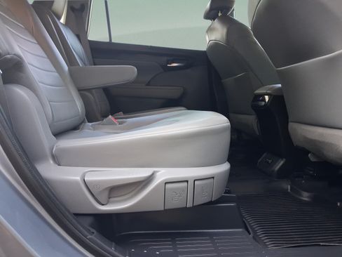 Used 2022 Toyota Highlander XLE AWD/4WD image 28