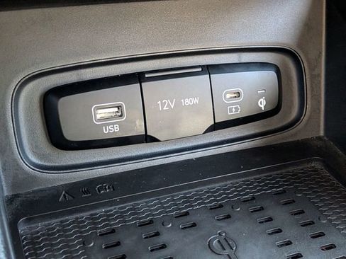 Used 2025 Hyundai Venue Limited FWD image 24