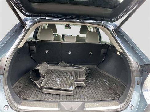 Used 2022 Toyota Venza LE image 5