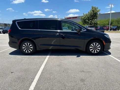Used 2023 Chrysler Pacifica Touring-L FWD image 6