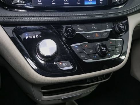 Used 2023 Chrysler Pacifica Touring-L FWD image 29