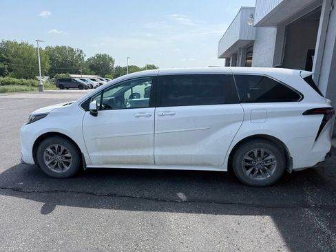 Used 2025 Toyota Sienna LE AWD/4WD image 2