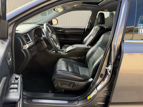 Used 2019 Toyota Highlander Limited AWD/4WD image 16