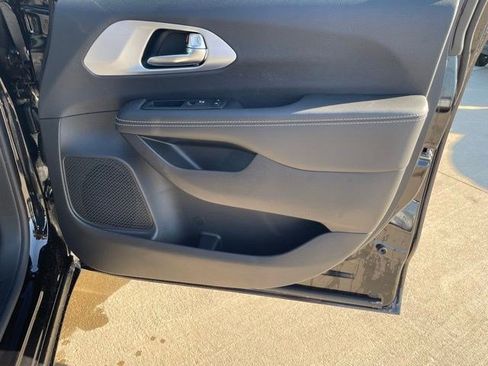 New 2026 Chrysler Pacifica Limited w/ S Appearance Package image 10