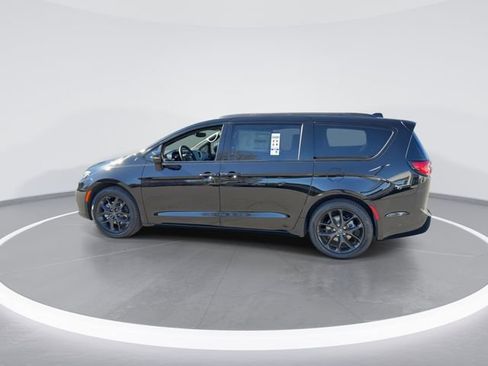 New 2026 Chrysler Pacifica Limited image 5