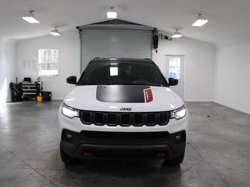 Used 2025 Jeep Compass Trailhawk image 3