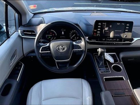 Used 2021 Toyota Sienna LE w/ LE Plus Package FWD image 5