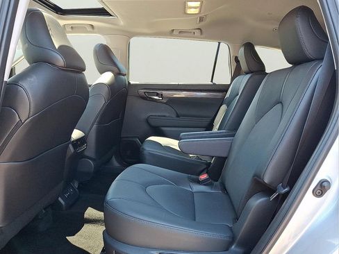 Used 2024 Toyota Highlander Limited AWD/4WD image 8