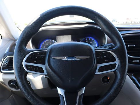 Used 2020 Chrysler Voyager L FWD image 18