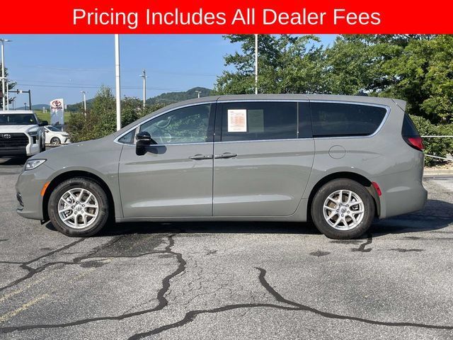 Used 2025 Chrysler Pacifica Select FWD image 2