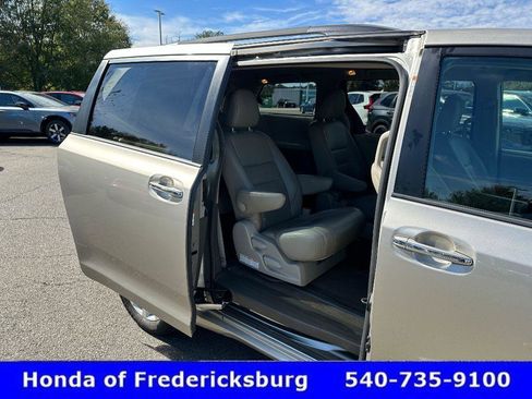 Used 2017 Toyota Sienna XLE Premium image 32