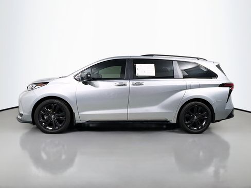 Used 2025 Toyota Sienna XSE image 9