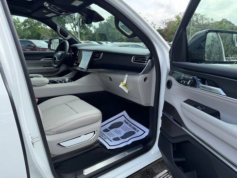 New 2026 Jeep Grand Wagoneer Summit AWD/4WD image 35