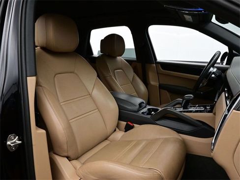 Used 2020 Porsche Cayenne image 18