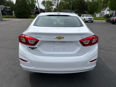 Used 2017 Chevrolet Cruze LT w/ Convenience Package FWD image 4