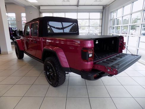 Used 2024 Jeep Gladiator Sport image 11