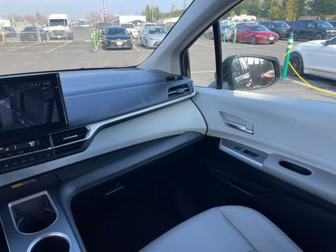 Used 2025 Toyota Sienna XLE image 39