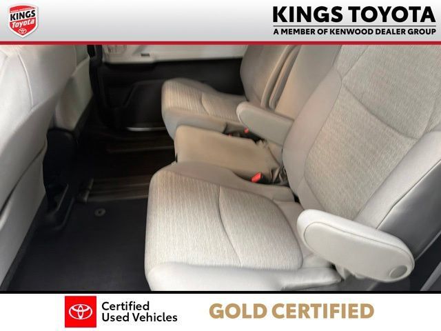 Used 2025 Toyota Sienna LE AWD/4WD image 16