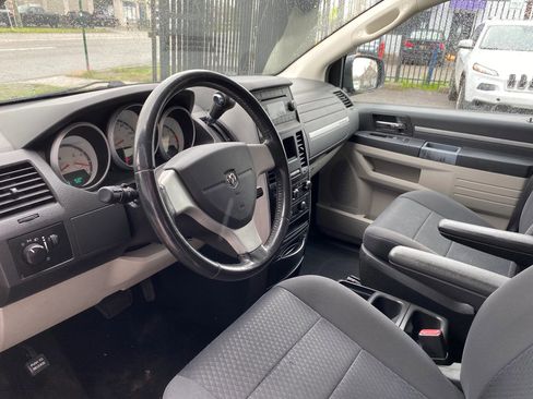 Used 2010 Dodge Grand Caravan Hero FWD image 3