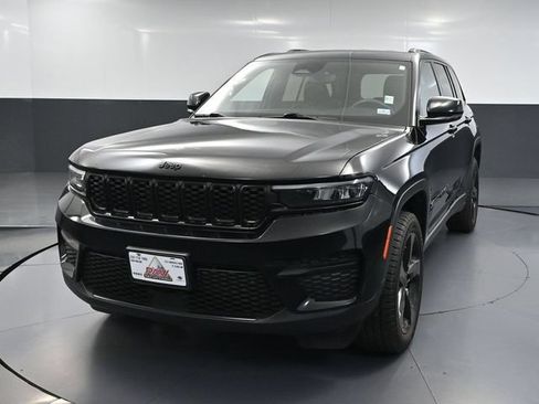 Used 2023 Jeep Grand Cherokee Altitude AWD/4WD image 12