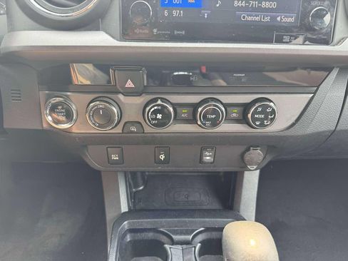 Used 2017 Toyota Tacoma TRD Sport w/ Tow Package (A/T) AWD/4WD image 30