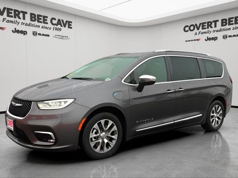 Used 2023 Chrysler Pacifica Pinnacle image 3