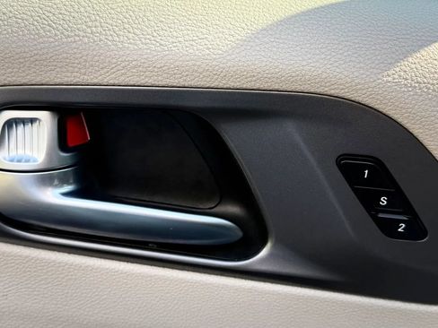 Used 2022 Chrysler Pacifica Touring-L FWD image 22