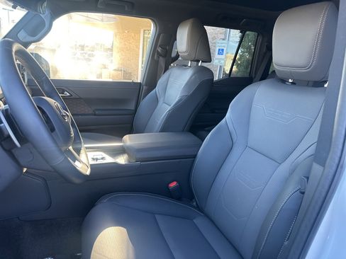 Used 2025 Lexus GX 550 image 8