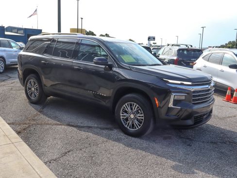 Used 2026 Chevrolet Traverse LT AWD/4WD image 3