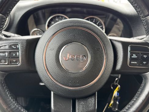 Used 2018 Jeep Wrangler Unlimited Rubicon w/ Connectivity Group AWD/4WD image 22