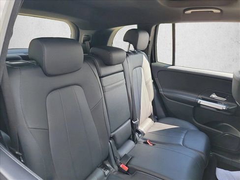 Used 2023 Mercedes-Benz GLB 250 4MATIC w/ Premium Package image 16